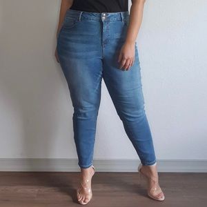 NEW Plus-size Light Wash High-Rise Jeans